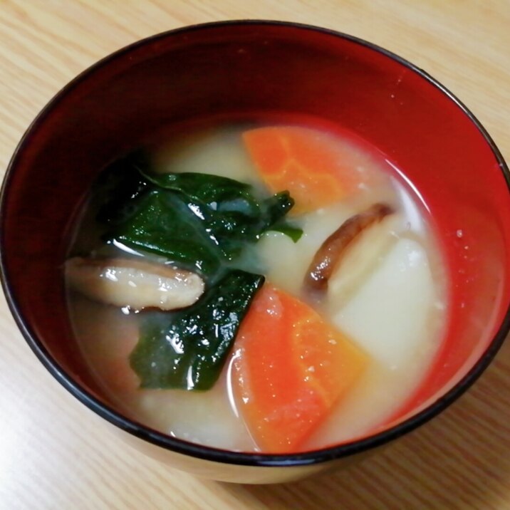 じゃがいもと人参と椎茸とわかめの味噌汁 レシピ 作り方 By はじゃじゃ 楽天レシピ じゃがいもと人参と椎茸とわかめの味噌汁 レシピ 作り方 By はじゃじゃ 楽天レシピ